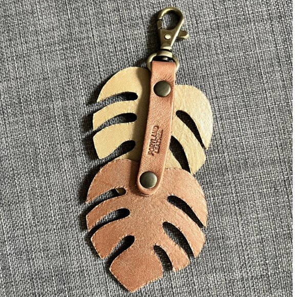 Portland Leather Monstera charm in Hava/Champagne  *brand new!* - Picture 2 of 2